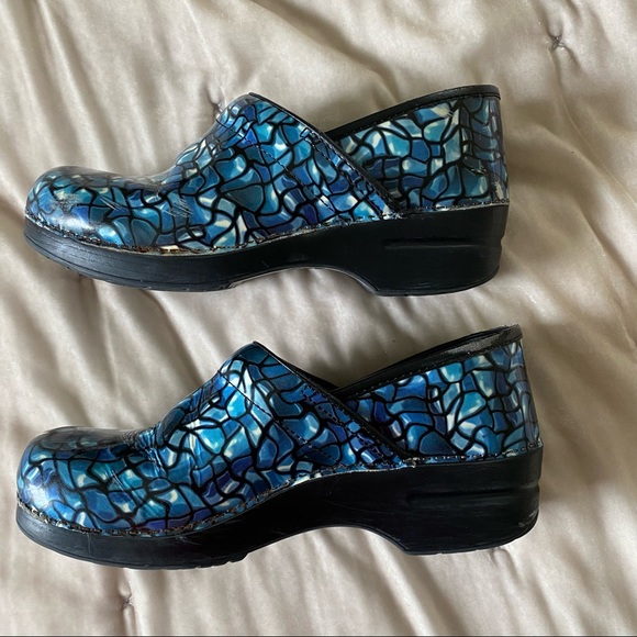 Dansko blue stained glass print leather professional slip on closed back clog 40 - Picture 3 of 14